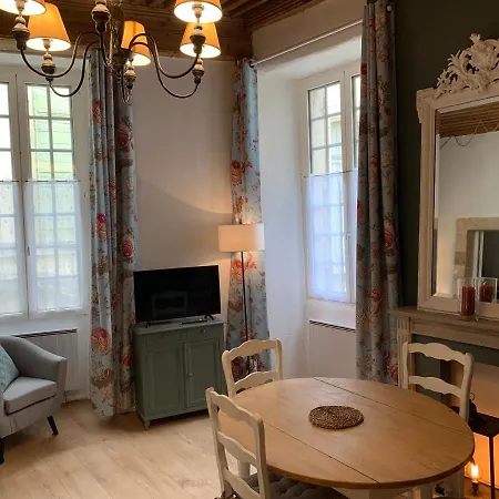 Apartment De Charme Dans Le Coeur Historique D'uzes *