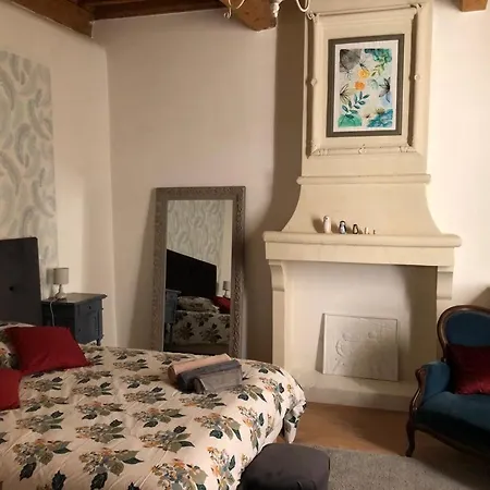 Apartment De Charme Dans Le Coeur Historique D'uzes *